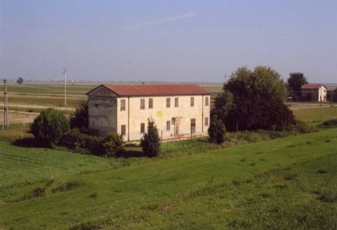 Situated within the Natural Parkland of Po River, surrounded by fields and just a short distance from the long sandy beaches on the Adriatic Sea, this is a large farmhouse with annex from 19th century. Situated within the Natural Parkland of Po River...