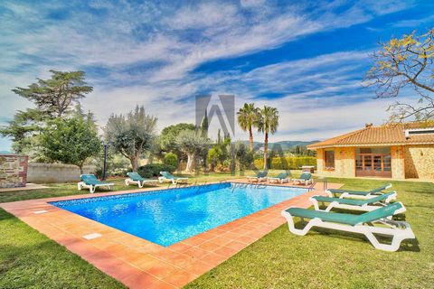 Located in a green setting, surrounded by green areas and with excellent views of the sea, in one of the best towns on the North Coast of Barcelona, ​​we find this 521sq m independent property on a 1,912sq m plot with an impressive garden, farmland, ...