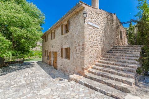 Welkom in dit prachtige stenen huis, gelegen tussen het dorp Valldemossa en de bergen. Het biedt plaats aan 6 personen. Dit kostbare traditionele Mallorcaanse huis, perfect aangepast aan de moderne tijd, is omgeven door een uitgestrekte tuin met vers...