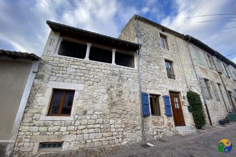 This versatile property is located in the heart of the bastide village of Lauzerte. Originally two properties, the current owners have successfully created a wonderful family home with original features such as exposed stone walls, wooden floors and ...