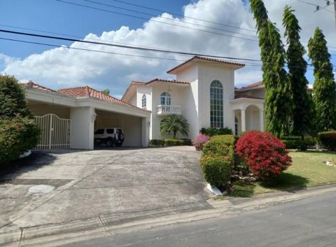 Beautiful Beach House located in the excellent sector of Playa Coronado Sector with Golf Course, 24hrs Security Checkpoint, Shopping Malls, Supermarkets, Hospital, Restaurants, Bars, and more Just 1hr drive from Panama City Beach House with Pool It h...