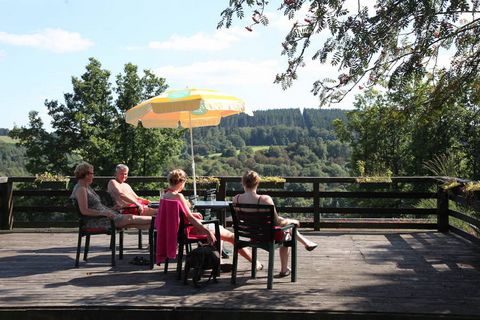 In Dahlem in de Eifel staat dit mooie vakantiehuis. Met 3 slaapkamers is het huis ideaal voor 6 personen. Gezinnen of een groep vrienden zullen hier een heerlijke tijd beleven. Op het terras kun je genieten van een goed glas wijn. Dit vakantiepark Ei...