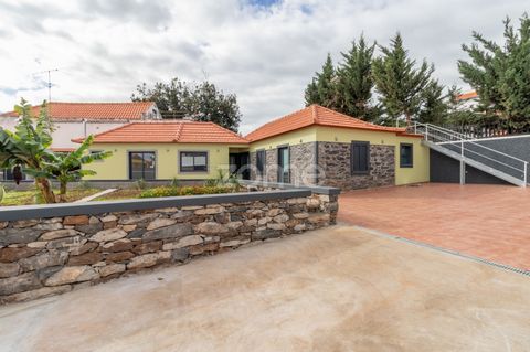 Identificação do imóvel: ZMPT556552 Single storey house remodeled, T1 transformed into T3, located in São Roque on a plot of 440m2. This villa stands out for its excellent sun exposure. It comprises a living room, equipped kitchen, distribution hall ...