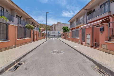 Casa de segunda mano en venta de 200 m² situado en El Esparragal, pedanía perteneciente a Murcia. Se localiza al zona de Laderas del Campillo al norte de la localidad. En sus inmediaciones dispone de centros de enseñanza, polideportivo y pequeño come...