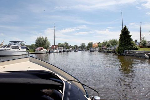 Cette luxueuse villa sur l'eau indépendante est située dans le parc de vacances de luxe Waterstaete Ossenzijl, près du village d'Ossenzijl. Elle est située à 27 km. au sud d'Herenveen, près de la frontière entre les provinces d'Overijssel et de Frise...