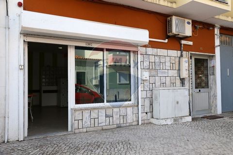 Description Commercial space with good window and plenty of natural light, located in Santo André, Quinta da Lomba Barreiro, and can be used with any allocation for any type of commerce or services. The space has good finishes and is Semi-Equipped. N...