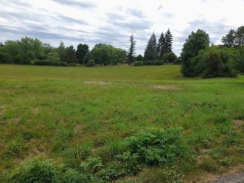 5 minutes from shops, 15 minutes from Souillac and Martel, 20 minutes from the commercial area of Brive, come and discover this pretty land located in a quiet hamlet in the town of Gignac. For more information, please contact Joël Darricau at ... , c...