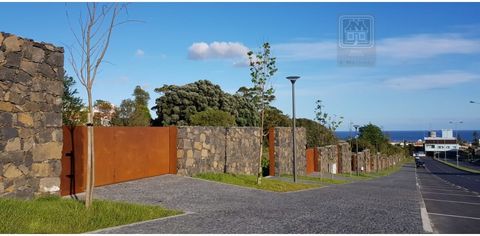 TERRAIN (LOT n ° 9) de 472 m2, situé dans un nouveau lotissement urbain (appelé Maisons Sec. XXI) composé de 10 lots, situé près du centre historique de la ville de Ponta Delgada, avec un accès facile aux zones commerciales, écoles, hôpitaux et autre...