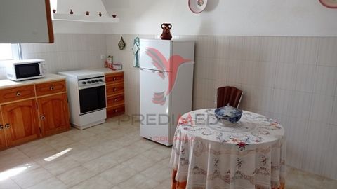House T3 of 1 floor in Montargil. Excellent location, in urban area of the locality, close to all commerce and services. It consists of: Ground floor: garage, living room, three bedrooms, distribution hall, kitchen, bathroom and sunroom. Attic: distr...