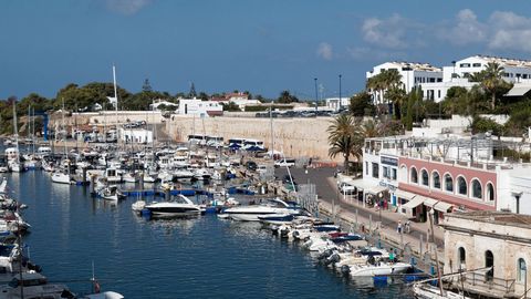 Die Ferienanlage Menorca Cala Blanes befindet sich an der Westspitze der Insel in der Gemeinde Ciutadella. Sie liegt nur 100 Meter von der schönen, feinsandigen Cala d'en Blanes entfernt, die an der Nordküste der Insel liegt. Sie liegt nur 8 Autominu...