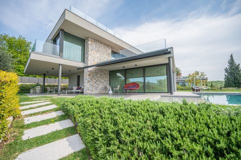 In a hilly position in Marciaga di Costermano sul Garda, this exclusive modern villa of new construction is for sale. The bright rooms, the large windows with a magnificent view of Lake Garda, the furniture and the attention to detail are some of the...