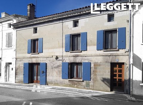 A20972SHH16 - Situated in the heart of a Charentais village and less than 5 minutes to the market town of Chalais with all commerce and train station. 15 minutes to Aubeterre sur Dronne which is classed as one of the prettiest villages in France. Thi...
