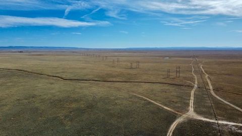 North Laramie Grasslands przedstawia 80 nieulepszonych i nadających się do zabudowy akrów około 20 mil na północny zachód od Laramie w stanie Wyoming! Bez żadnych zobowiązań związanych z nieruchomością, nietknięta ziemia stanowi czyste płótno, na któ...