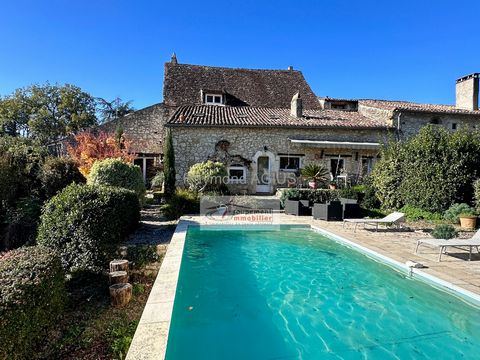 Dieses schöne traditionelle Steinhaus hat viel Charakter! Mit herrlichem Blick über das Tal der Dordogne, 4 Schlafzimmern und 2 Bädern, einem großen Wohnzimmer mit großem Kamin, einem großen Esszimmer mit einem weiteren großen offenen Kamin, einer Kü...