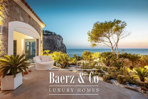 This stunning villa situated majestically on a cliff in Port d'Andratx offers panoramic views of the sea, bay and Dragonera Island, along with spectacular sunsets. This Mediterranean-style residence is characterized by its elegant combination of whit...