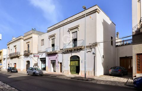 TREPUZZI - LECCE - SALENTO In Trepuzzi, in the heart of the city center and right close to the main square of the town, we offer for sale a townhouse of about 170 sqm in total, located on the first floor of a period building with some rooms on the gr...
