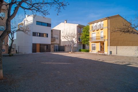 Urban plot for sale in Puçol, in the neighborhood of Santigons, with direct access both by Mercè de Redoreda street, where it can be accessed as a garage, and to the main address in the Rosalía de Castro square, where we would enter our home. At pres...