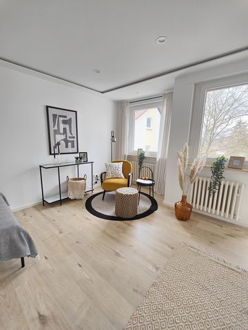 Bright 1-bedroom flat in Schweinfurt with separate kitchen in Schweinfurt / Hochfeld. The area is characterised by its quiet location close to the city. The city centre can be reached on foot in 20 minutes. A bus stop is also in the immediate vicinit...