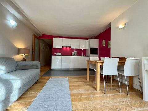 This beautiful furnished 2-room apartment with a surface area of 48m² is ideally located on rue Saint-Honoré, a stone's throw from the Louvre and Tuileries Gardens, in the heart of the 1st arrondissement of Paris. It is located on the 5th floor witho...