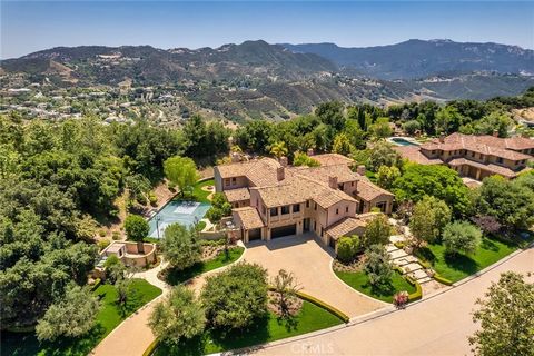 SELLER MAY CARRY FINANCING FOR 2 YEARS AT 5.5% INTEREST FOR A QUALIFIED BUYER. Located in the exclusive Estates at The Oaks, this gorgeous, refreshed Tuscan Villa sits on an expansive private lot at the end of a quiet cul-de-sac. The main house featu...