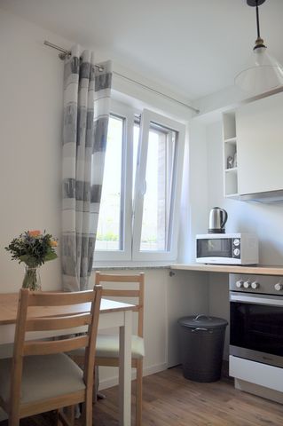 Are you looking for a comfortable and practical accommodation in Falkensee? We have the perfect offer for you! This fully furnished studio apartment in the sought-after 14612 zip code offers you everything you need for a pleasant stay. With a total a...