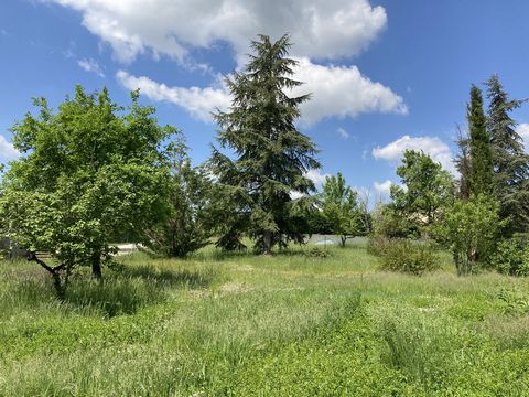 In a quiet, wooded environment, while being close to amenities, and without being isolated, building land of 2,133m². Enclosed land on 3 sides. Not serviceable. Positive CU with the old PLU until June 2025. Information on the risks to which this prop...