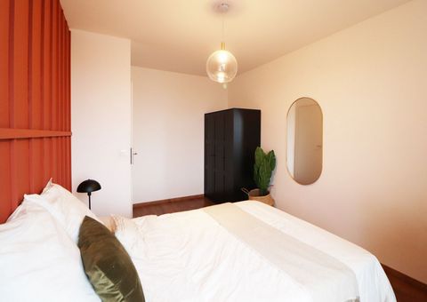 Discover this room of 12 m ² to rent all equipped in Lille! It is in a beautiful duplex of 100 m² that we propose you this room with a chic and mysterious decoration. Punctuated by burgundy walls with relief and chic and contemporary elements, this r...