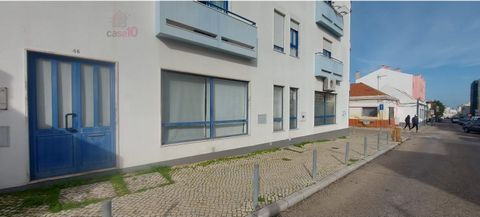 Commercial Space for sale in Baixa da Bathtub, Moita Commercial space with an area of 257m2 in open space, on the ground floor and basement, with 3 bathrooms. Located in a residential and local commercial area in the centre of Baixa da Bathtub, close...