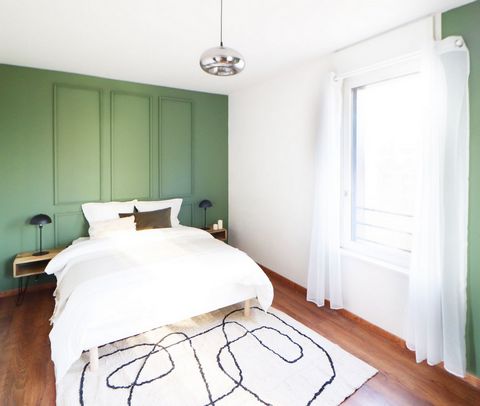 Discover this refined room of 15 m²! Located in Lille, in a beautiful 80 m² apartment in coliving, it is rented fully equipped. This room with a refined decoration punctuated with khaki green and moldings has two spaces: a night space and a furnished...