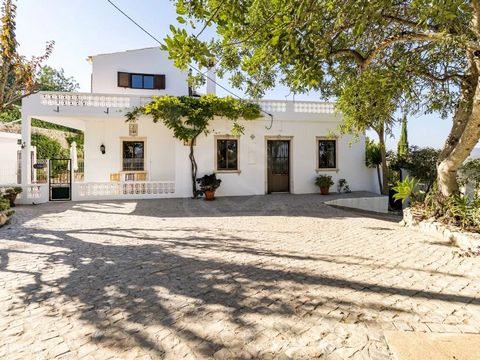 4 Bedroom Villa with Pool and Panoramic Views This traditional 4 bedroom, 3 bathroom villa is now for sale with Garvetur and offers a perfect combination of comfort, tranquility and the allure of rural life in the Algarve. With excellent access roads...