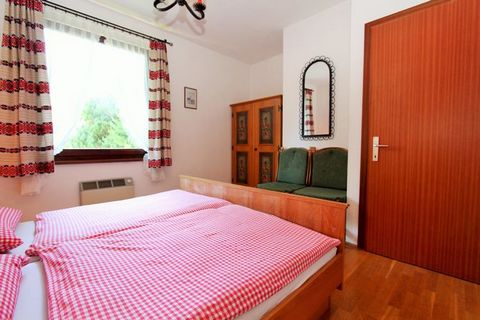 Ten apartament wakacyjny dla maksymalnie 5 osób znajduje się na pierwszym piętrze autentycznego domu na wzgórzu w Ferlach w Karyntii, bezpośrednio w pięknym Bodental, na wysokości około 1100 metrów na słonecznym południu Austrii i tylko 25 minut z Kl...