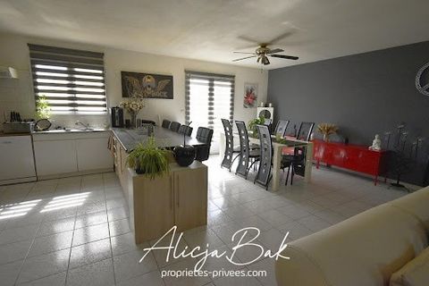 Alicja Bak vous présente - dans une ville entre Castelnaudary et Bram , Venez découvrir cette jolie maison de 100 m2 avec ses 3 chambres, 1 salle de bain , un joli salon, une cuisine ouverte , un petit garage. La maison est sur une parcelle de 1000 m...