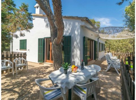 Dit prachtige eengezinshuis in Cala S'Almonia wordt omringd door een serene bosrijke omgeving en biedt plaats aan maximaal zes gasten. Begin de dag met een uitgebreid ontbijt op het ruime terras en geniet van luie middagen op een van de vijf ligstoel...