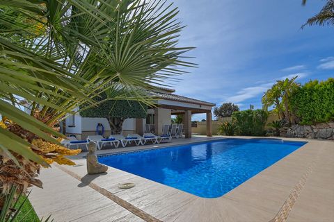 Grande maison de vacances confortable à Benitachell, sur la Costa Blanca, Espagne avec piscine privée pour 8 personnes. La maison de vacances est située dans une région balnéaire et résidentielle et à 5 km de Javea. La maison a 4 chambres à coucher e...
