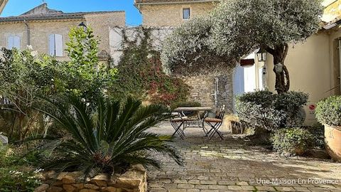 In the heart of the friendly village of Lirac is this beautiful old building with a charming paved and well-landscaped courtyard. The house with a current living area of approximately 280 m2 consists of 3 levels with communicating and/or independent ...