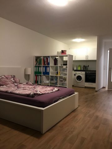 Move in and feel at home! This business apartment is fully furnished and equipped for your daily comfort. TV, washing machine, kettle and other kitchen utensils are available. A professional cleaning will also be carried out before you move in. A par...