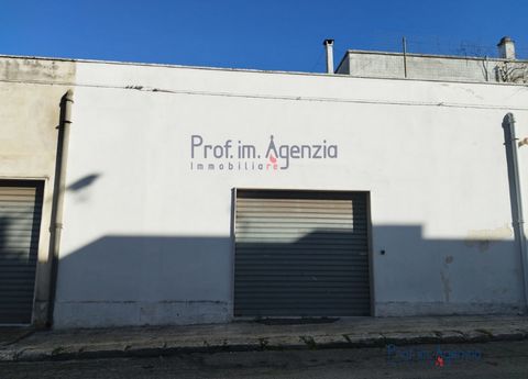 Large and interesting commercial premises for sale in Carovigno, the 'City of Nzegna', centrally located and well connected to all services. The property is developed entirely on the ground floor for an area of approximately 130 square metres and is ...