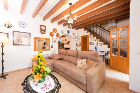 Fall in love with the countryside in this Majorcan restored house in Algaida, with capacity for 5 people. Outside we can cool down in the beautiful salt 8 x 5 metres pool with a depth from 1.10 to 1.80 meters. It is surrounded by a beautiful terrace ...