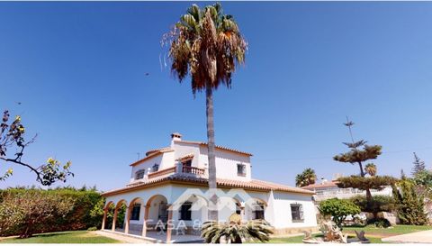 We present you this unique villa with a magnificent sea view in Mezquitilla. It has 281 m2 on two floors. When you enter the villa, you are in the impressive dining and living room with fireplace and a great view of the garden and the sea. Also, ther...