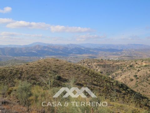 This stylish Finca is located in an idyllic secluded location on a plot of 9000 m2. Thanks to the elevated position, there are breathtaking views of the hills and mountains. Through a solid wooden door, you enter a bright room, which is currently use...