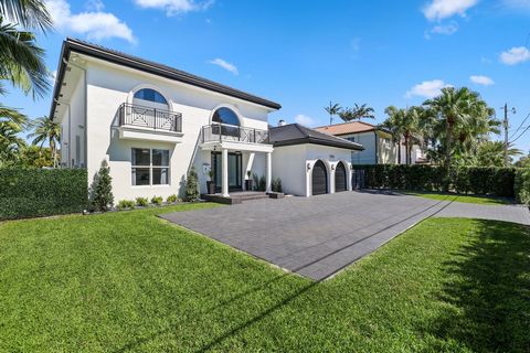 Luxurious Waterfront Retreat in Prestigious Seven IslesDiscover unparalleled waterfront living in this meticulously cared-for residence nestled within the coveted Seven Isles community off Las Olas, the global yachting capital. Boasting 76.5 feet of ...