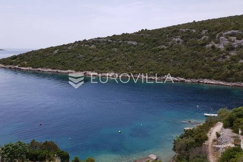 Second row from the sea, in a beautiful bay, there is a building plot of 506 m2. There is a building divided into two floors on the plot. Basement of 15 m2, and ground floor of 40 m2. It is possible to upgrade the existing building or build a new one...
