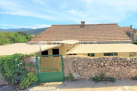 House located in the city center of Stari Grad, Hvar island, 71 m2 on a 414 m2 plot. It consists of two bedrooms (in each bedroom there is an air conditioner), bathroom, toilet, living room, kitchen, pantry in the kitchen, dining room, two terraces (...