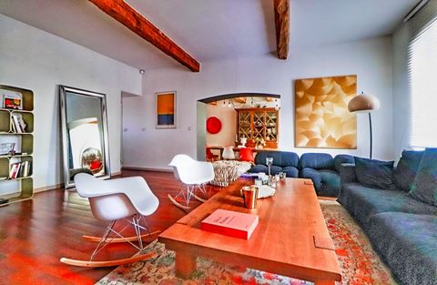 In the charming village of Rouffiac-Tolosan, 5 minutes from Toulouse, our agency presents this magnificent Toulouse apartment tastefully renovated. With its 270 m2, this prestigious residence seduces with its generous volumes and its privileged locat...