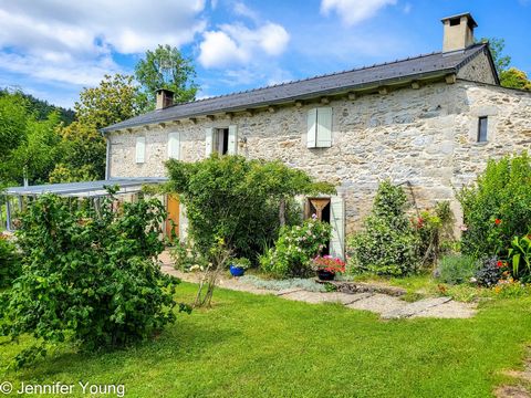 A haven of peace in the heart of the Languedoc regional park, at 550 m altitude you will find this lovely house. Renovated stone and slate house, very bright and furnished (Roche Bobois, Breitz...) on 6000 m2 of land. On the ground floor there is a l...