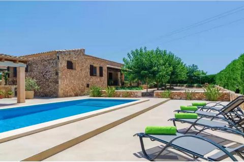 Welcome to this wonderful country house for 4 people. It's located between Vilafranca de Bonany and Manacor. The exterior area is wonderful. There is a beautiful chlorine pool sizing 8 x 4 metres and with a water depth that goes from 0.2 to 1.7 metre...