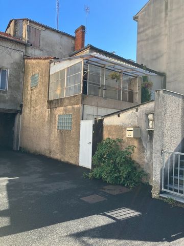 Dpt Dordogne (24), à vendre proche de CENTRE VILLE immeuble avec un appartement et un local commercial loué