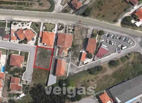 Plot of land for construction with a deployment area of 125m2. Situated in the heart of the Gaeiras, in a very quiet housing area. Ideal for those who want to live in a quiet place, however close to the city, countryside and beach.