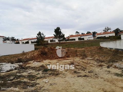 Plot of land for construction of a villa of 120 m2, in the municipality of Óbidos. Situated in an area of villas, near the city, with a mixture of countryside and with the dam of A dos Negros just at the foot. Keeping the proximity of Caldas da Rainh...