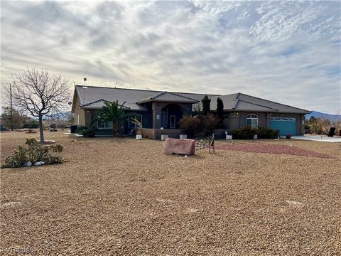 Extraordinary opportunity! Sitting on nearly a full acre home site, this lot offers majestic mountain views and flexibility suiting many needs including a covered patio, courtyard, paved driveway, RV parking, fenced backyard, and plenty of extra spac...